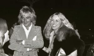 Rod Stewart,  Alana Hamilton 1979, Los Angeles.jpg